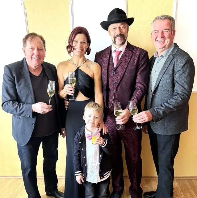 Bürgermeister Matthias Weghofer und Vizebürgermeister Christoph Ramhofer gratulieren Michaela Karner und Anton Buberl zur Vermählung! Und auch Sohn Max freut sich - auch wenn der Fotograf ihn nicht zum Lächeln bringen konnte ;) | Foto: Marktgemeinde Wiesen