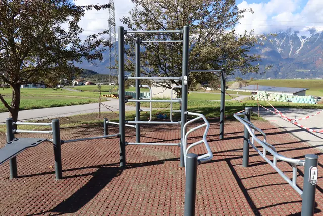 Die neue Outdoor-Fitness-Anlage bei der Volksschule erweitert das kostenlose Sportangebot der Gemeinde. | Foto: Kendlbacher