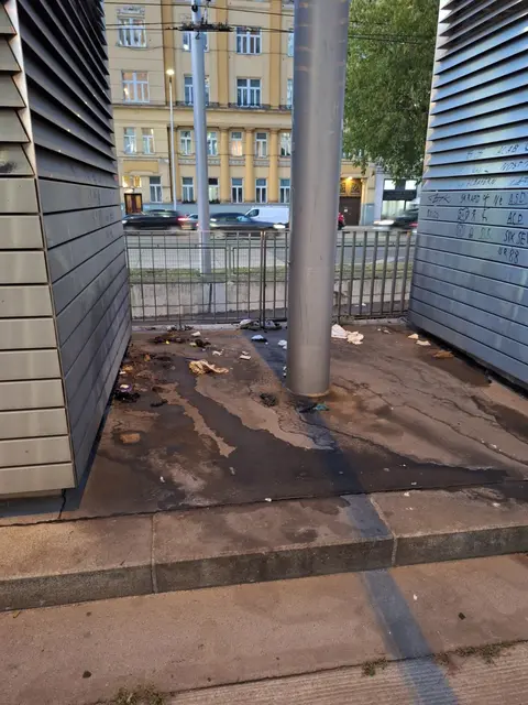 Menschliche Exkremente, Hundekot und Müll prägen an einigen Stellen das Bild rund um den Wiener Hauptbahnhof.  | Foto: Antonio Šećerović/MeinBezirk