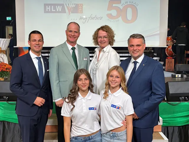 Bildungsdirektor Karl Fritthum, Schulleiter Reinhold Meyer, Bildungslandesrätin Christiane Teschl-Hofmeister und Landtagsabgeordneter Lukas Michlmayr mit den Schülerinnen Katharina Heigl und Hannah Bachner | Foto: Hansy