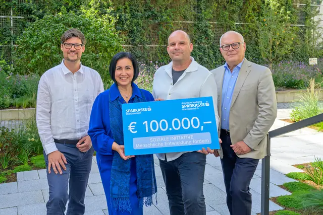 v.l. Gregor Bayer (Geschäftsführer Soziale Initiative), Stefanie Christina Huber (Generaldirektorin Sparkasse OÖ), Martin Hofer (Geschäftsführer Soziale Initiative), Herbert Auer (Vorstand Anteilsverwaltung Sparkasse Oberösterreich)

  | Foto: Sparkasse OÖ/M. Hauser