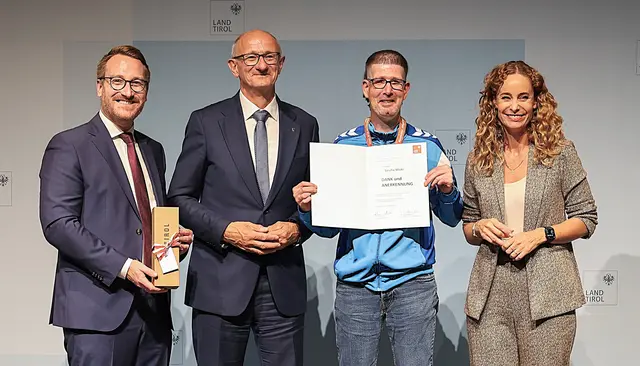 LH Mattle, LHStv Wohlgemuth und LRin Pawlata bei der Ehrung zahleicher Sportlerinnen und Sportler. | Foto: Land Tirol/Wurnig