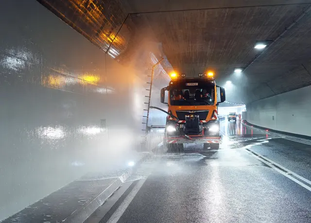 Zweimal jährlich, im Frühjahr und im Herbst, werden die Tunnelanlagen im Tiroler Landesstraßennetz umfassend gereinigt und technisch überprüft. Aktuell standen dabei auch Wartungsarbeiten in der Unterflurtrasse der B 178 Loferer Straße in Scheffau auf dem Programm. | Foto: Land Tirol/Krepper