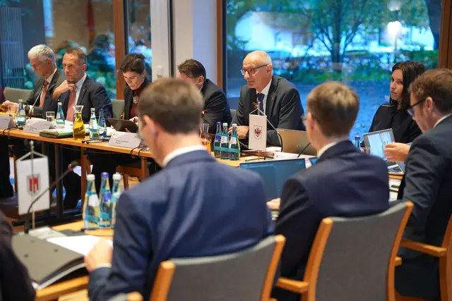 LH Anton Mattle betont im Rahmen der Konferenz unter anderem, dass "die eigene, erneuerbare und saubere Energieversorgung die zentrale Frage unserer Unabhängigkeit, unserer Wettbewerbsfähigkeit und unseres Wohlstands ist." | Foto: Land Vorarlberg/7ProTV