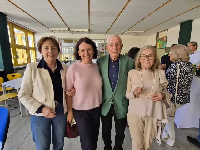 Direktor Peter Sever im Kreise seiner Kolleginnen | Foto: Kahr