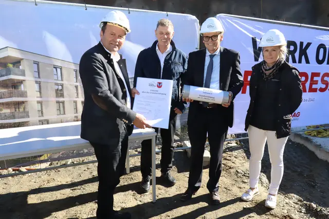 LH Stv. Josef Geisler, Tiroler Wohnbau GF Walter Soier, Bgm. Martin Wegscheider und Vizebgm. Karin Markart-Bachmann bei der Grundsteinlegung.  | Foto: Kendlbacher