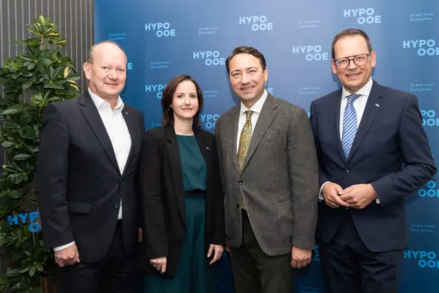 Von links: Thomas Wolfsgruber, Andrea Brunner (beide HYPO OOE), Landeshauptmann-Stellvertreter Manfred Haimbuchner und Klaus 
Kumpfmüller beim Vorstandsempfang der HYPO Oberösterreich. | Foto: Cityfoto.at