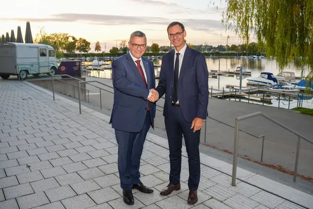 Im Rahmen der Konferenz wurde der Vorsitz der ARGE ALP von Vorarlberg an Bayern übergeben. LH Markus Wallner (re.) übergibt an Staatsminister Florian Herrmann (Bayern). | Foto: Land Vorarlberg/7ProTV