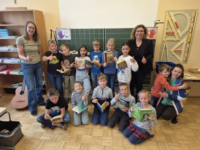 Gemeinderätin Manuela König (rechts hinten) übergibt das Bücherpaket an Schülerinnen und Schüler der Volksschule Vestenthal. | Foto: SPÖ