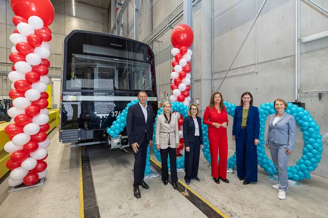 v.l.: Bezirksvorsteher Thomas Steinhart (SPÖ), Stellvertrende Generaldirektorin der Wiener Stadtwerke Monika Unterholzner, die Geschäftsführerin der Wiener Linien Alexandra Reinagl Ulli Sima (SPÖ), Siemens Mobility Austria Geschäftsführerin Tanja Kienegger und die Geschäftsführerin der Wiener Linien Gudrun Senk vor dem 1.000 U-Bahn-Wagen für Wien. | Foto: Siemens Mobilty