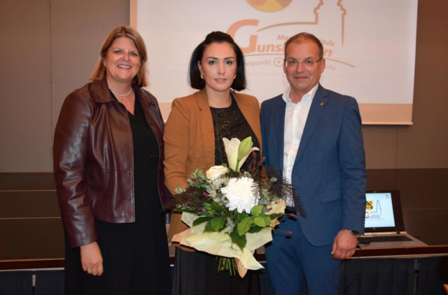 Bezirkshauppfrau Elisabeth Schwetz (l.) und Bürgermeister Christian Schöffmann gratulierten Valentina Milicevic. | Foto: Marktgemeinde Gunskirchen