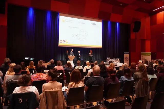 Landesrätin Cornelia Hagele (auf der Bühne) begrüßte beim österreichweiten Vernetzungstreffen in Schwaz Vertreterinnen und Vertreter der Mobilen Palliativteams und würdigte deren wichtige Arbeit in der Betreuung schwer kranker Menschen. | Foto: LIV Tirol
