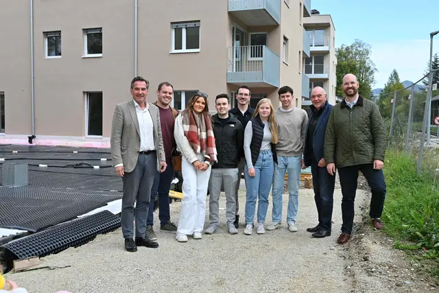 Bürgermeister Werner Krammer, Markus Harreither, Saskia Bauer, Maximilian Mayer, Simon Fehringer, Marlene Ritt, Emil Teufel, Fritz Hintsteiner und Vizebürgermeister Armin Bahr (v.l.) vor dem Wohnbau am Lokalbahnhof. | Foto: Stadt Waidhofen a/d Ybbs