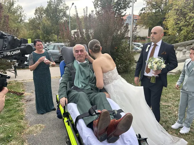 Hand in Hand begleitete Marko aus Wien seine Tochter auf einer Fahrtrage zum Traualtar. Der Verein Rollende Engel machte ihm die Teilnahme trotz schwerer Erkrankung möglich. | Foto: rollendeengel
