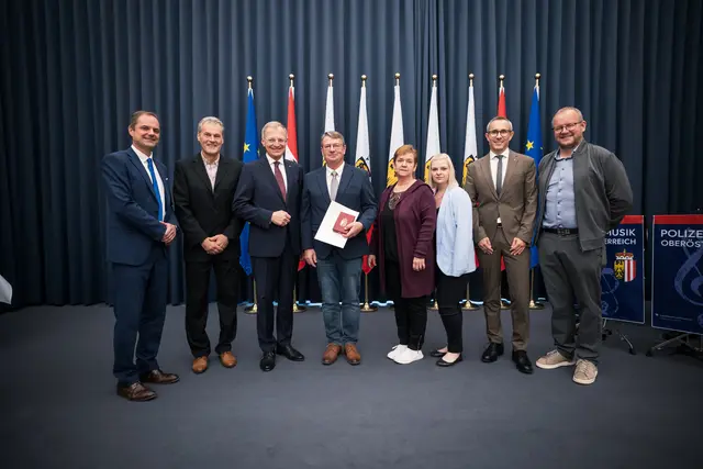 Bei der Ehrung, am Bild von links Greins Bürgermeister Rainer Barth, Straßenbezirksleiter Christian Pleiner, Landeshauptmann Thomas Stelzer, Walter Rosenthaler mit Gattin Gabriele Rosenthaler und Tochter Laura Ebner, Landes-Straßenbaudirektor Martin Pöcheim und Andreas Kreindl, Dienststellenleiter der Straßenmeisterei Grein. | Foto: MM/Land OÖ