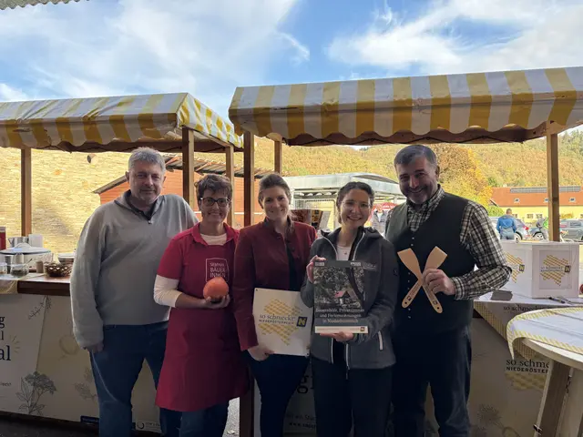 Bürgermeister von Schönberg am Kamp Alois Naber, Seminarbäuerin Christine Berthold, Verena Kaiser von „So schmeckt Niederösterreich“ Klara Schaubmair von Urlaub am Bauernhof und LAbg. Josef Edlinger. | Foto: SSNÖ