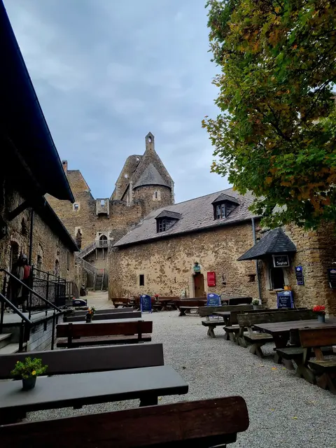 Die Tavernen mit der Kapelle von Aggstein  | Foto: Manuela Jeindl