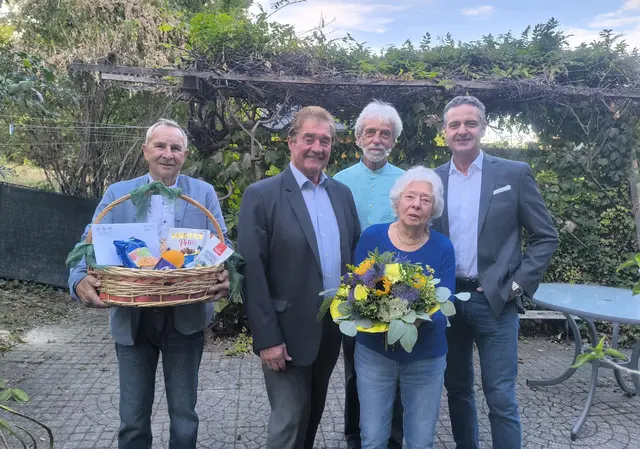 Frau Ingrid Sommerer 90 Jahre alt. Herwig Daucher, Ernst Bauer, Wolfgang Exler, OV Rudolf Roschitz.  | Foto: Gemeinde Urichskirchen