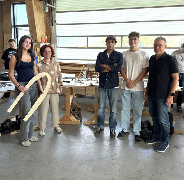 Schülerinnen und Schüler mit den Schulleitern Andrea Luckart und Josef Essl.  | Foto: Johanna Kanzian, Holztechnikum Kuchl
