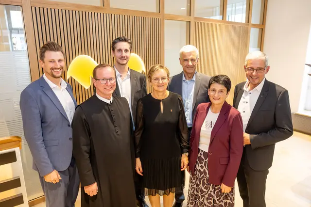 Regionalleiter Christopher Blutsch, Pfarrer Pater Georg Haumer, Prok. Mathias Scheiter-Wagner, Bankstellenverantwortliche Silvia Illich, Geschäftsleiter Dir. Mag. Wilfried Czeitschner, Vizebürgermeisterin Christa Dorner, Obmann Hans Luger. | Foto: mostropolis.at