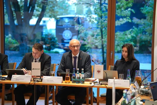 LH Anton Mattle betont im Rahmen der Konferenz unter anderem, dass "die eigene, erneuerbare und saubere Energieversorgung die zentrale Frage unserer Unabhängigkeit, unserer Wettbewerbsfähigkeit und unseres Wohlstands ist." | Foto: Land Vorarlberg/7ProTV