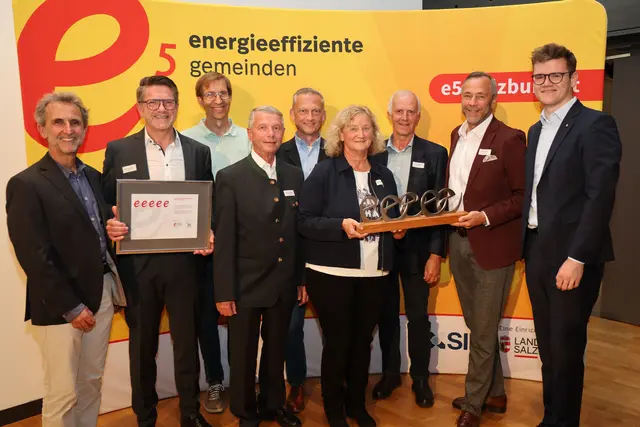 Beim Energiegemeindetag in Hallwang erhielt Bergheim das fünfte e. Von links: Helmut Strasser/SIR, GR Hermann Berger, Edmund Mielach, Adi Eichberger, Martin Sams, Christine Schnell, Hans Hutzinger, Bürgermeister Robert Bukovc und Landesrat Maximilian Aigner. | Foto: Land Salzburg/Franz Neumayr
