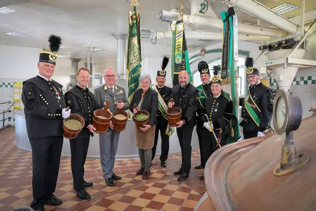 Im Beisein von Braumeister Michael Zotter, Vertretern der Knappschaften Seegraben Leoben, Vordernberg und Radmer, Brigadier Heinz Zöllner, der zukünftigen Eisenstraßenbotschafterin Ilse Blachfellner und Obmann Mario Abl fand das 24. Anmaischen des traditionellen Barbarabiers statt.  | Foto: Armin Russold