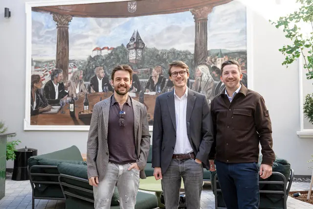 Der Grazer Küsntler Daniel Josef Maier, Historiker Mathias Egger und Hannes Schreiner, CEO Schreiner Capital (v.l.) vor dem neuen Wandbild des sanierten Innenhofs in der Jakoministraße. | Foto: PRONTOLUX