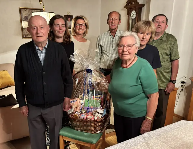 Den 90. Geburtstag durfte Josef Köstinger in Bernhardsthal feiern. Als Gratulanten anwesend waren seitens der Markgemeinde Doris Kellner und Christian Pfeiler. | Foto: Gemeinde Bernhardsthal