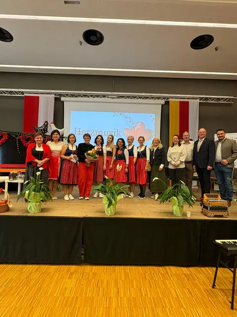 Edith Kienzl, Bgm. Maria Knauder, Silvia Fellner, Landesrätin Beate Prettner, Claudia Schratter, Julia Hipfl, Jana Schein, Sigrid Baumgartner, Michaela Miklautz (Land Kärnten, Pflegewesen), Bundesrätin Claudia Arpa und die Stadtpolitik. | Foto: Büro LR.in Prettner