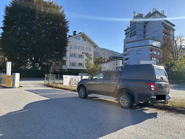 Falschparker blockieren teilweise die Ausfahrt.  | Foto: Martina Obertimpfler 
