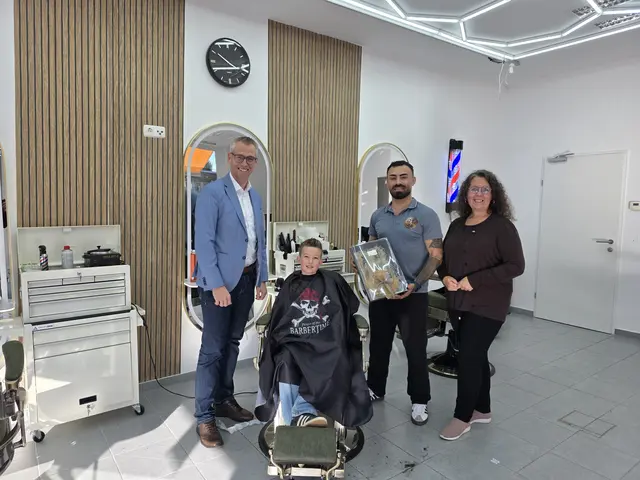 Bürgermeister Johannes Heuras und Ortsvorsteher Julia Krifter hießen auch  den neuen Barber Maher Mohamad Haji Khalil in der Gemeinde willkommen | Foto: Gemeinde