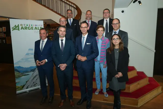 von links nach rechts: Regierungspräsident Martin Bühler (Graubünden), Alexander Mayer (Staatskanzlei Bayern), Landeshauptmann Anton Mattle (Tirol), Landeshauptmann Arno Kompatscher (Südtirol), Landeshauptmann Markus Wallner (Vorarlberg), Regierungsrat Norman Gobbi (Tessin), Landtagspräsidentin Brigitta Pallauf (Salzburg), Präsident Maurizio Fugatti (Trentino), Regierungsrat Marc Mächler (St.Gallen), Milvia Scurti (Lombardei). | Foto: Land Vorarlberg/7ProTV