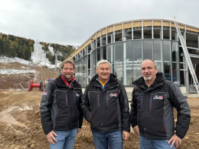 Die Kreischberg-Geschäftsführer Reinhard Kargl, Karl Fussi und Prokurist Wolfgang Gerold bei der Rosenkranz-Talstation. | Foto: MeinBezirk/Stefan Verderber