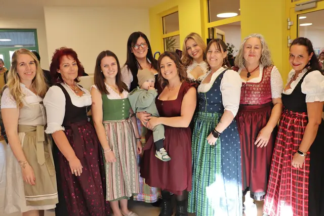 Kinderkrippenleiterin Lisa Bodlos (Bildmitte) mit ihrem Team | Foto: Edith Ertl