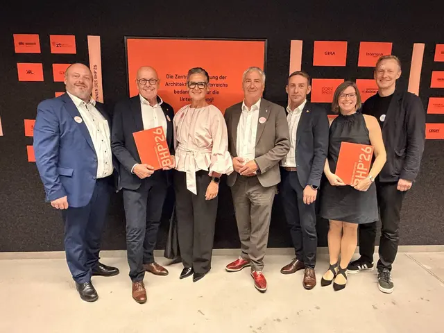 Der Bildungscampus Oberwart wurde für den Bauherrenpreis 2026 nominiert: Amtsleiter Roland Poiger, Bürgermeister Georg Rosner, Volksschul-Direktorin Christina Frotschnig, Vizebürgermeister Michael Leitgeb, PEB-Geschäftsführer Thomas Rosner, Lucie Vencelidesová (Franz&amp;Sue) und Michael Anhammer (Franz&amp;Sue) | Foto: Stadtgemeinde Oberwart