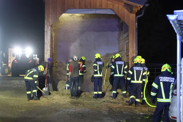 Drei Feuerwehren standen bei einem Glimmbrand in einem Hackschnitzelbunker eines landwirtschaftlichen Gebäudes in Schörfling am Attersee im Einsatz. | Foto: laumat/Matthias Lauber