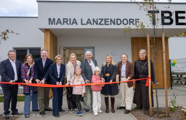 Banddurchschneiden mit Kinderhilfe: Tibor Gaal, Alexandra Fuchs, Michael Engel, Alexandra Haderer, Marlene Zeidler-Beck, Michael Lippl, Silvia Kumpan-Takacs, Barbara Chlad und Pater Michele Pezzini (vlnr). | Foto: cine-motion.at / R. Ivanek
