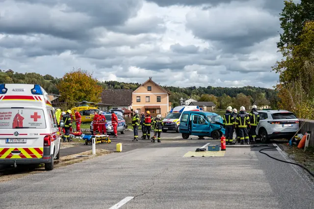 Nach einer Frontalkollision zweier Fahrzeuge auf der B3 in Saxen wurden fünf Personen verletzt. | Foto: Fotokerschi / Simon Brandstätter