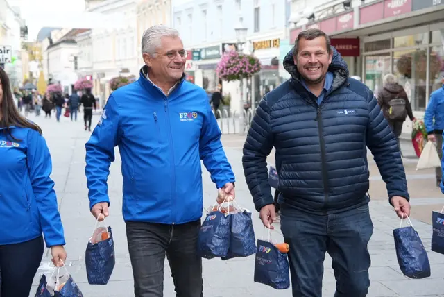 Die FPÖ St. Pölten verteilte wieder saisonales Gemüse am Bahnhofsplatz. | Foto: FPÖ St. Pölten