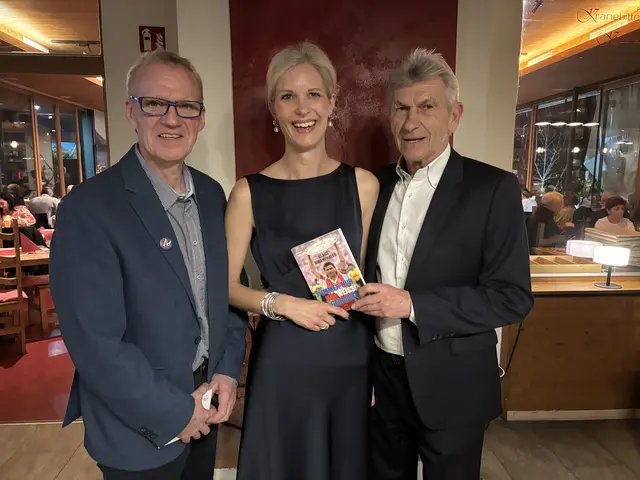 Ralph Schader mit Weltfußballer Klaus Augenthaler und  Ehegattin Sandra. | Foto: MeinBezirk/Rebeiz