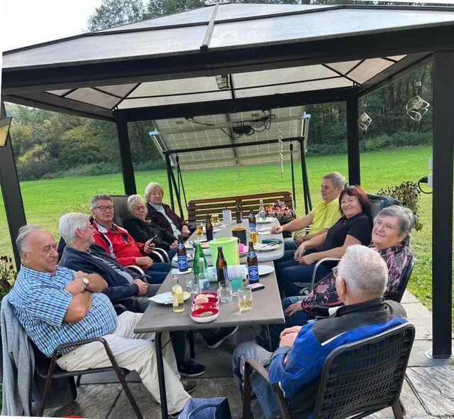 Gemütliches Zusammensitzen im Gartenpavillon  | Foto: MeinBezirk/Josef Strohmeier