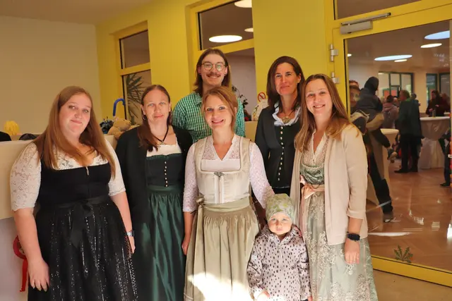 Kindergartenleiterin Sabrina Pölzgutter mit ihrem Team | Foto: Edith Ertl