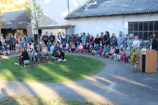 Mit Liedern umrahmten die Kinder musikalisch den Festakt.  | Foto: Edith Ertl