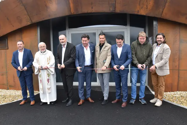 Der symbolische Eröffnungsakt: Vizebürgermeister Werner Gabriel, Pfarrer Branko Kornfeind, Landeshauptmann Hans Peter Doskozil, Bürgermeister Bernhard Herics, Burgenland Tourismus-Geschäftsführer Didi Tunkel, Nationalrat Christoph Zarits, Nikolaus Fran (Leiter Arbeitsgruppe Archäologie, Kulturbetriebe Burgenland) und Landtagsabgeordneter Hans Unger | Foto: MeinBezirk/Michael Strini