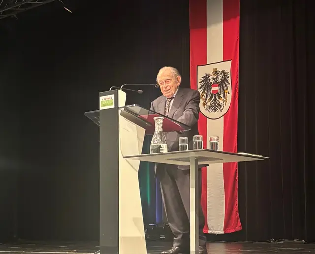 Ein Mann auf der Bühne