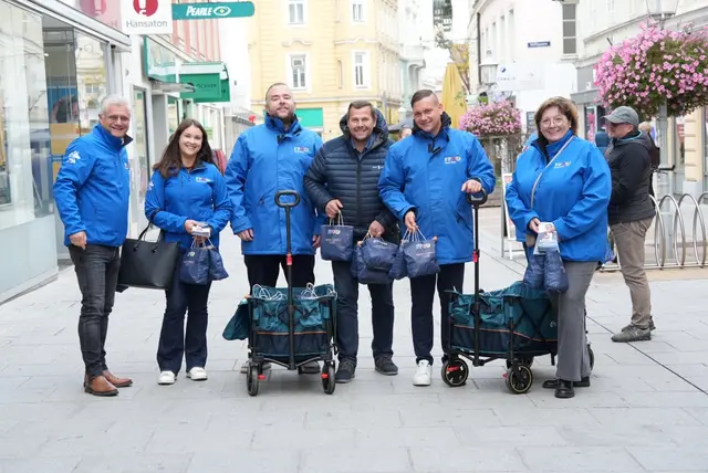 Die FPÖ St. Pölten verteilte wieder saisonales Gemüse am Bahnhofsplatz. | Foto: FPÖ St. Pölten