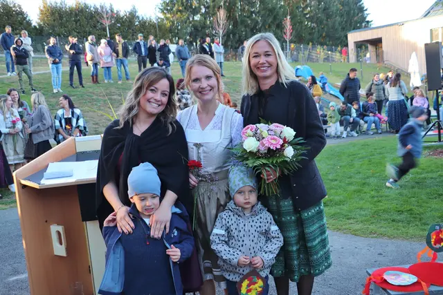 Kinderkrippenleiterin Lisa Bodlos (li), Kindergartenleiterin Sabrina Pölzgutter und Vzbgm. Tanja Grinschgl freuen sich mit Eltern und Kindern über Pusteblume und Löwenzahn | Foto: Edith Ertl