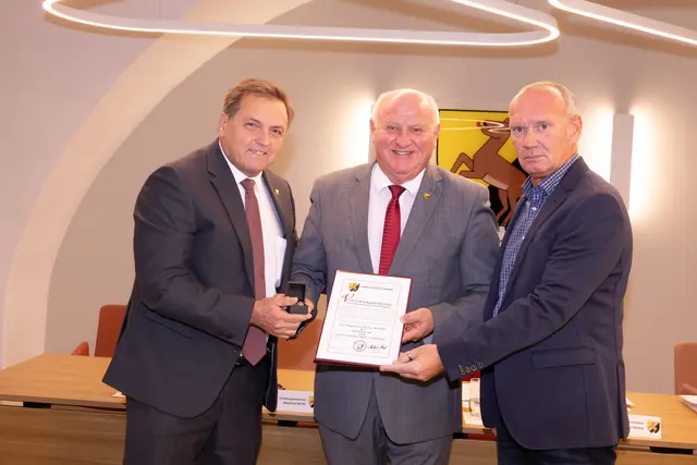 Vizebürgermeister Manfred Mitzl, Bürgermeister Ernst Wendl und Amtsleiter Robert Ruschak (vlnr). | Foto: cine-motion.at / R. Ivanek