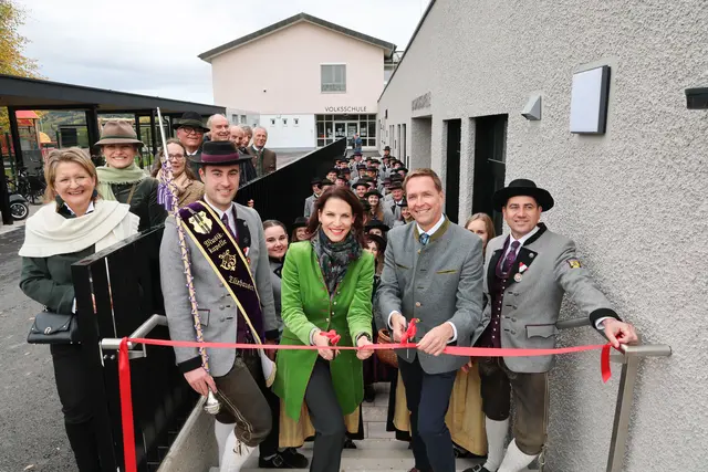 Im Bild: Landeshauptfrau Karoline Edtstadler und Bürgermeister Michael Prantner zusammen mit Alexander Schitter (links) und Hermann Wagner (rechts) - beide Trachtenmusikkapelle Elixhausen - bei der Eröffnung des neuen Vereinslokales im Keller des neuen Gemeindeamtes. Ganz links im Bild: Vizebürgermeisterin Barbara Alzner. Elixhausen, | Foto: Land Salzburg / Franz Neumayr